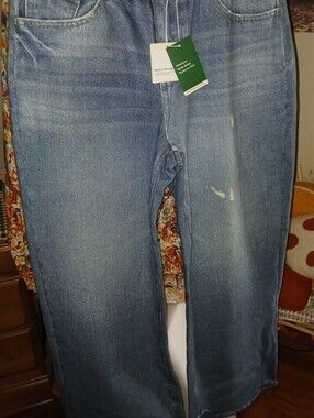 HALARA denim jeans with dark green tag and cream hang tag